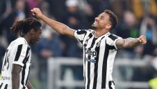 Юве връзва застаряващ защитник за 3 години