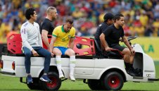 Получилият "голяма свобода" Артур трепери за коляното си