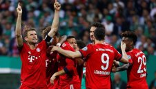 Троен аксел: Мюлер, Левандовски и съдията пратиха Байерн на финал за Купата + СНИМКИ