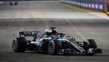 Хамилтън "полетя" на "Марина Бей" и грабна полпозишъна