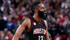 Брадата продължава да води Хюстън към победи