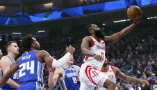 Брадата наниза 8 тройки срещу Сакраменто