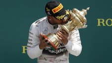 От Мерцедес потвърдиха, че Люис сам е поискал да влезе в бокса