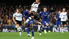 Битка и шоу на "Местая" до последно! Валенсия и Челси стигнаха до 2:2