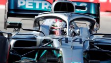 Хамилтън спря серията на Ферари след помощ от Скудерията