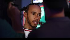 Критикуват Люис Хамилтън заради посланията му към Мерцедес