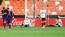 Барса оцеля срещу "прилепите" и остава в играта