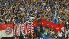 Срам за феновете на Байерн, плениха им знамената в Гелзенкирхен