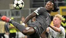 Леао пак чупи стойки! Не празнува с другите