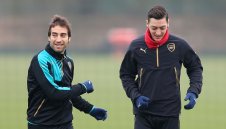 Вижте как Йозил се бъзика с Фламини + ВИДЕО