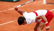 Джокович строши ракета и Баутиста Агут