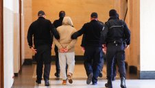 Мъжът, подпалил полицейския бус, остава в ареста