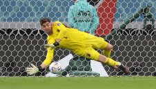 Секси маце подкрепя Тибо Куртоа в Катар + СНИМКИ