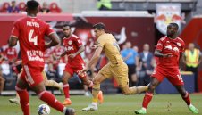 Барса приключи с победа американското турне, Лева се скъса да пропуска