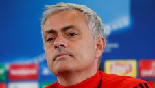 Юнайтед предлага нов договор на Моуриньо