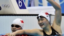 Тийнейджърка плува с делфини роботи