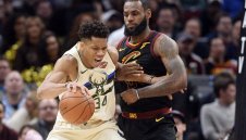 Джеймс с 40 точки и трипъл-дабъл срещу Янис