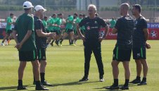 Селекционерът на Австралия вади пари от собствения си джоб за помощниците си