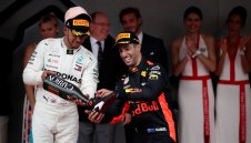 Рикардо използва Хамилтън, за да изнудва Ред Бул
