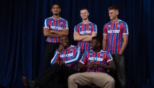 Звездата на Палас не позира с новия екип