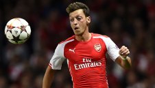 Месут Йозил даден на съд от собствения си баща