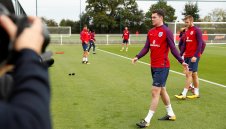 Национал на Англия счупи фотоапарат за 10 000 лири