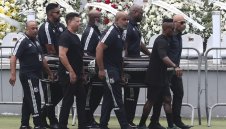 Започна поклонението пред Пеле