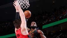 ЛеБрон препарира съперник, но Портланд надви Кливланд