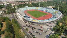 Празен стадион за мача с Италия