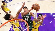 Янис и Елените взеха 9-а поредна победа