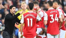 Арсенал вкарва много голове и играе стегнато в защита