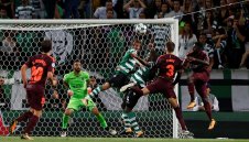 Автогол носи победа на Барса в Лисабон