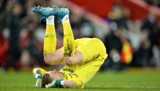 Скандал във Висшата лига! Национал на Англия наруши карантината и се налива с алкохол