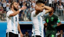 Трусовете в Аржентина продължават, бащата на Игуаин нападна Сампаоли