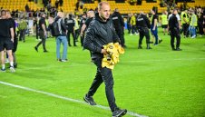 В Пловдив е страшно! Бесни фенове на Ботев съблякоха играчите + СНИМКИ и ВИДЕО