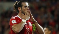 Бейл блесна с два гола при 4:0 над Молдова