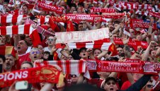 С един куршум два заека: Как Ливърпул разплака цял Манчестър