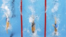 В басейна рекордите валят, на пистата – суша. Защо?