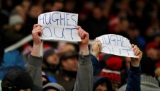 Феновете на Стоук поискаха главата на Марк Хюз