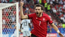 Квара отпразнува победата с екипа на Роналдо на гърба! (ВИДЕО)