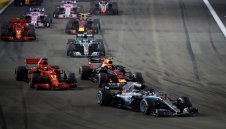 Люис категоричен в Сингапур, вече води с 40 точки