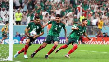 Уникална драма: Мексико разнебити Саудитска Арабия, но отпадна заради голова разлика