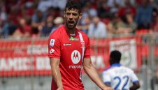 Защитник на Арсенал остава при Вальо Антов