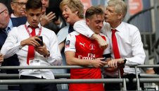 Арсенал продава играчи заради Санчес и Йозил