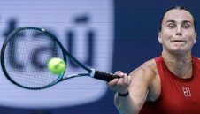 Любопитно! Сабаленка използва телефона си по време на мач