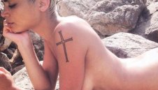 Лошото момче на футбола бележи и в леглото, заби секси певица + ГАЛЕРИЯ