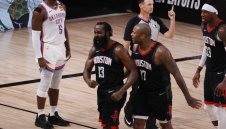 Брадата с ключов чадър и Ракетите оцеляха