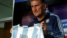 На колене пред Меси, за да играе отново за Аржентина