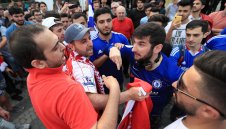 Загрявка: Фенове на Челси и Арсенал си спретнаха бой в Баку