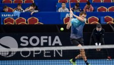 Медведев взе дербито от 1/8-финалите в София